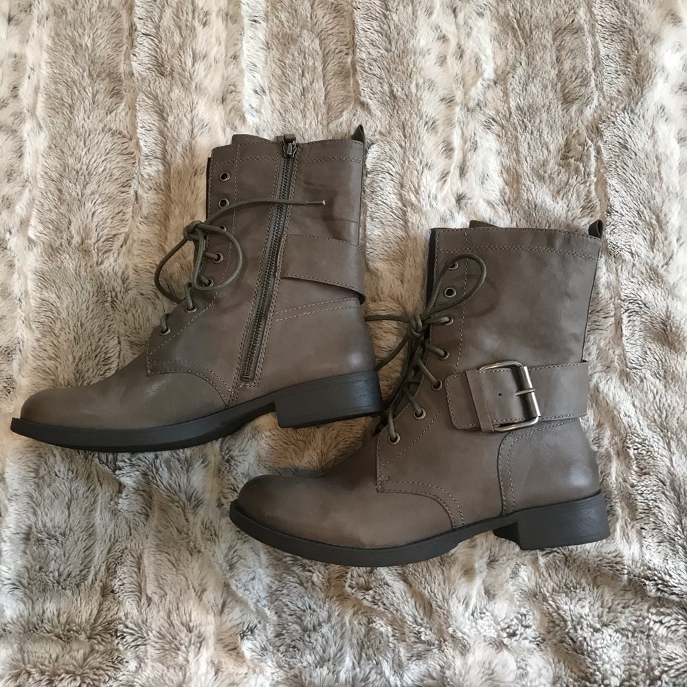 Nine West combat style boots with buckle 9
